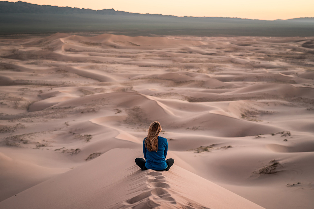 femme en méditation sur le sable